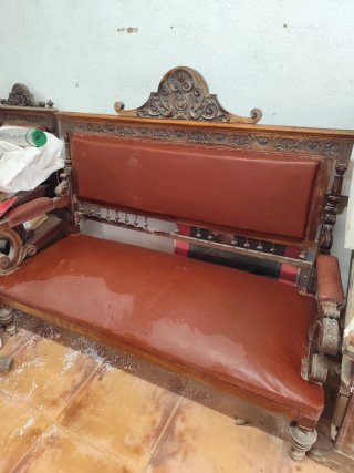 Sillón antiguo de madera tallada