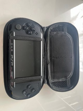 PSP E1000 poco usata con caricatore e custodia