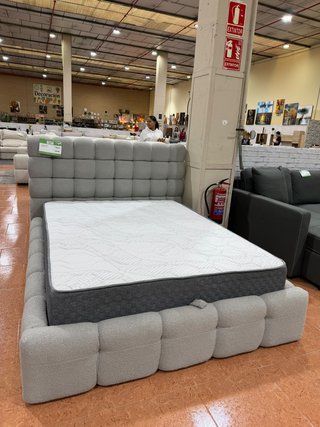 Cama tapizada tipo nube gris