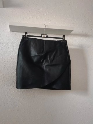 Falda cuero negra
