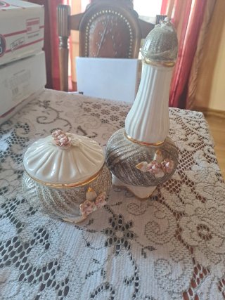 Joyería de cerámica dorada y blanca