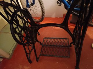 Mesa Vintage con Base de Máquina Singer