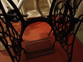 Mesa Vintage con Base de Máquina Singer