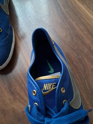 Zapatillas Nike Azules y Doradas