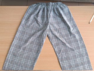 Pantalón de vestir gris con estampado de cuadros