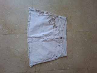 Falda vaquera blanca bordada
