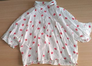 Camisa Blanca con Estampado de Besos