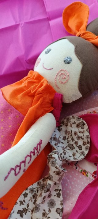 Muñeca de trapo artesanal hecha a mano