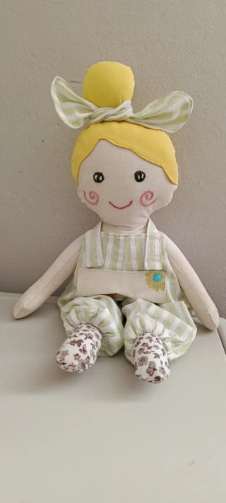 Muñeca de trapo artesanal hecha a mano