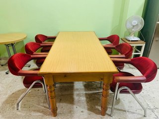 Dos Mesas de comedor con sillones rojos
