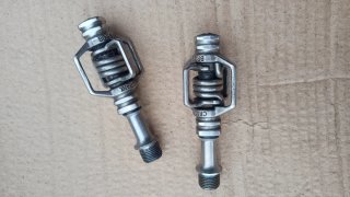 Pedales Crank Brothers. Sin holguras.