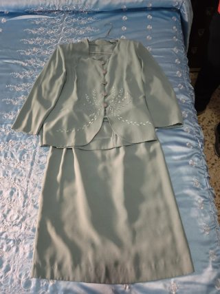 Traje de chaqueta verde bordado