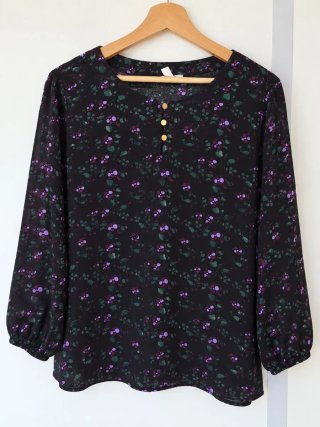 Blusa estampada floral negra y morada