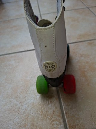 Patines Rio Roller blancos con cordones arcoíris