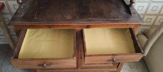 Credenza vetrina in legno con ante in vetro