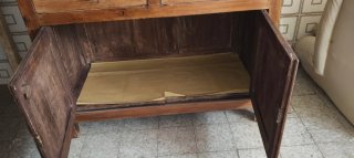 Credenza vetrina in legno con ante in vetro