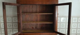 Credenza vetrina in legno con ante in vetro