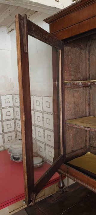 Credenza vetrina in legno con ante in vetro