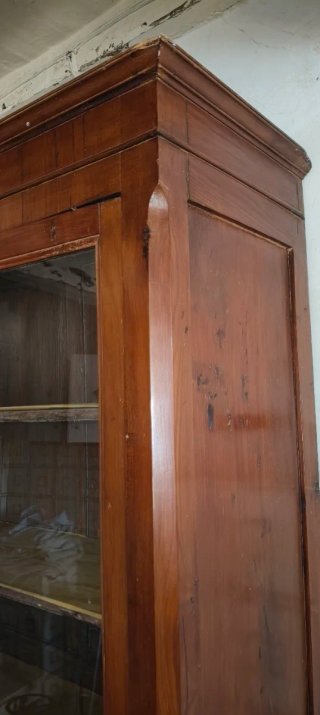 Credenza vetrina in legno con ante in vetro