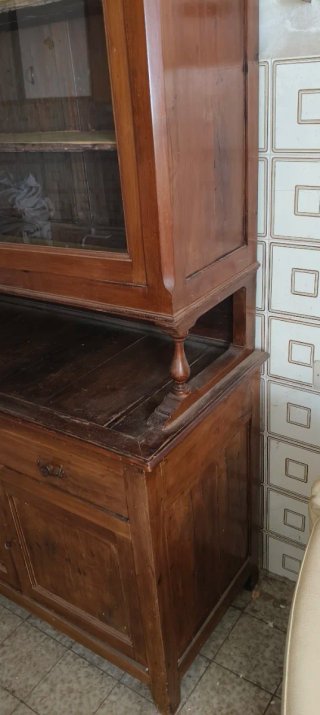 Credenza vetrina in legno con ante in vetro