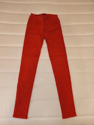 Pantalón pitillo rojo