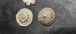 Antiguo botón y apliques XVII-XIX de bronce
