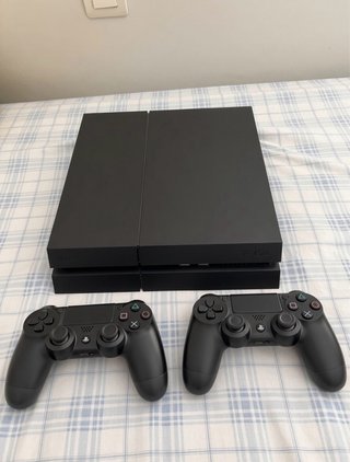 PlayStation 4 (PS4) con dos mandos