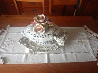 Sopera antigua de porcelana con flores