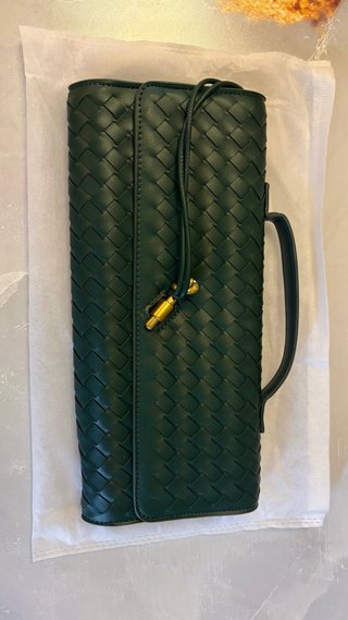 Cartera de mano trenzada verde