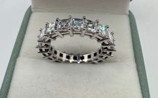 Anillo de oro 18 kt con diamantes y zafiros