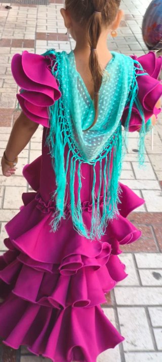 Traje de flamenca rosa con mantoncillo turquesa