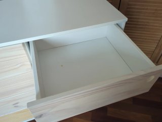 Cómoda de madera blanca con cajones
