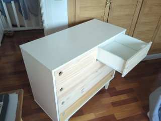 Cómoda de madera blanca con cajones
