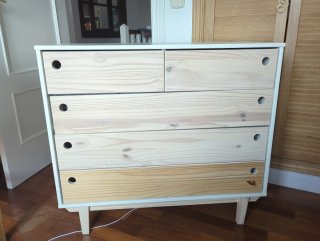 Cómoda de madera blanca con cajones