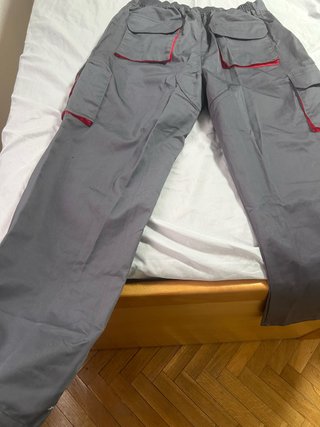 Pantalones de trabajo grises con detalles rojos