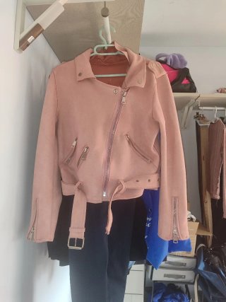 Chaqueta rosa estilo motero