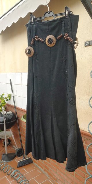 Falda larga negra con cinturón de cuentas