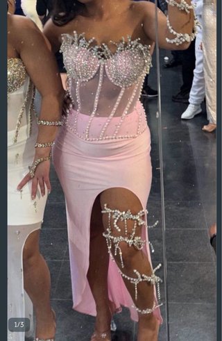 Vestido de fiesta rosa con pedrería