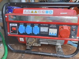 Generador Eléctrico Rojo
