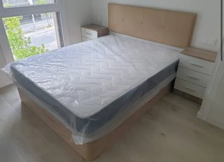 Colchón y canapé de madera