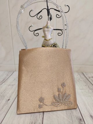 Bolso de fiesta beige con abalorios