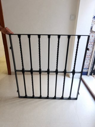 Reja de forja negra con barrotes retorcidos