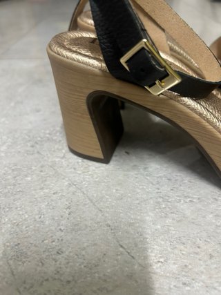 Sandalias Botticelli negras con decodeco dorada