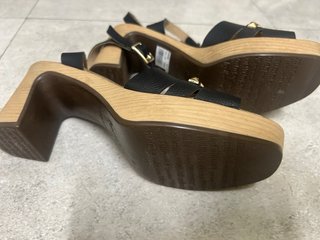 Sandalias Botticelli negras con decodeco dorada