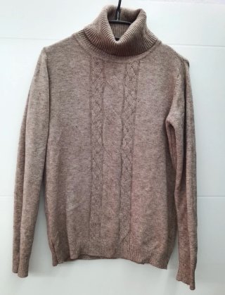 Jersey cuello alto marrón trenzado