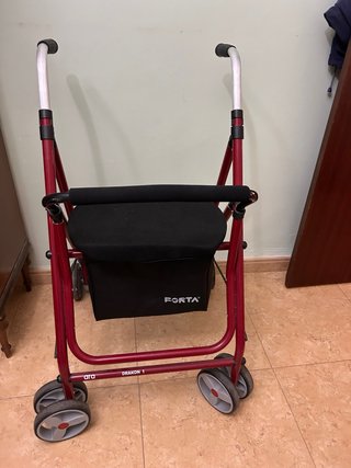 Andador para personas mayores. Con asiento y cesta