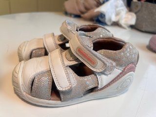 Lote 6 pares zapatos niña T.23