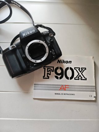 Cámara Nikon F90X con 2 Objetivos y Bolsa