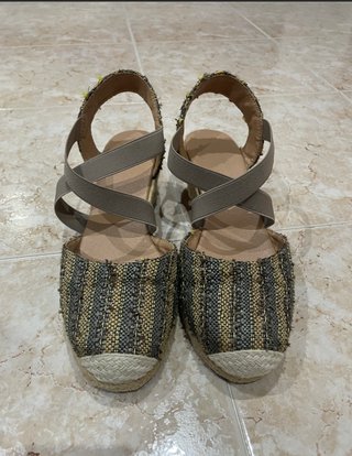 Sandálias de Cunha com Tiras Elásticas