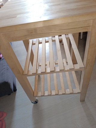 Tavolo in legno con ruote